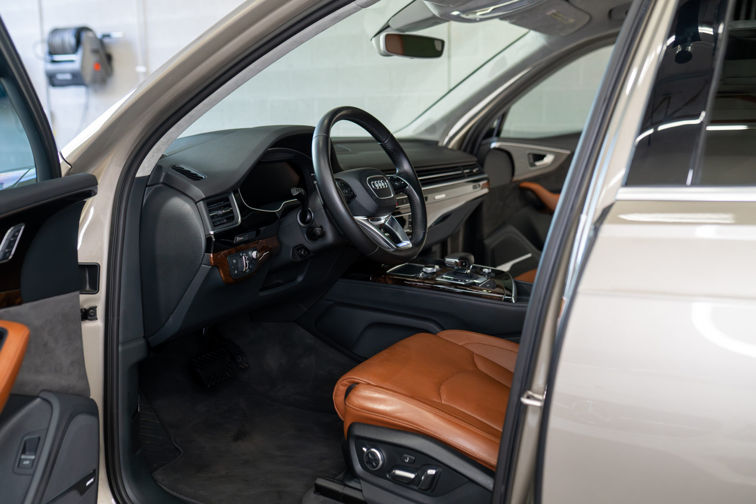 Q7-Interior-024