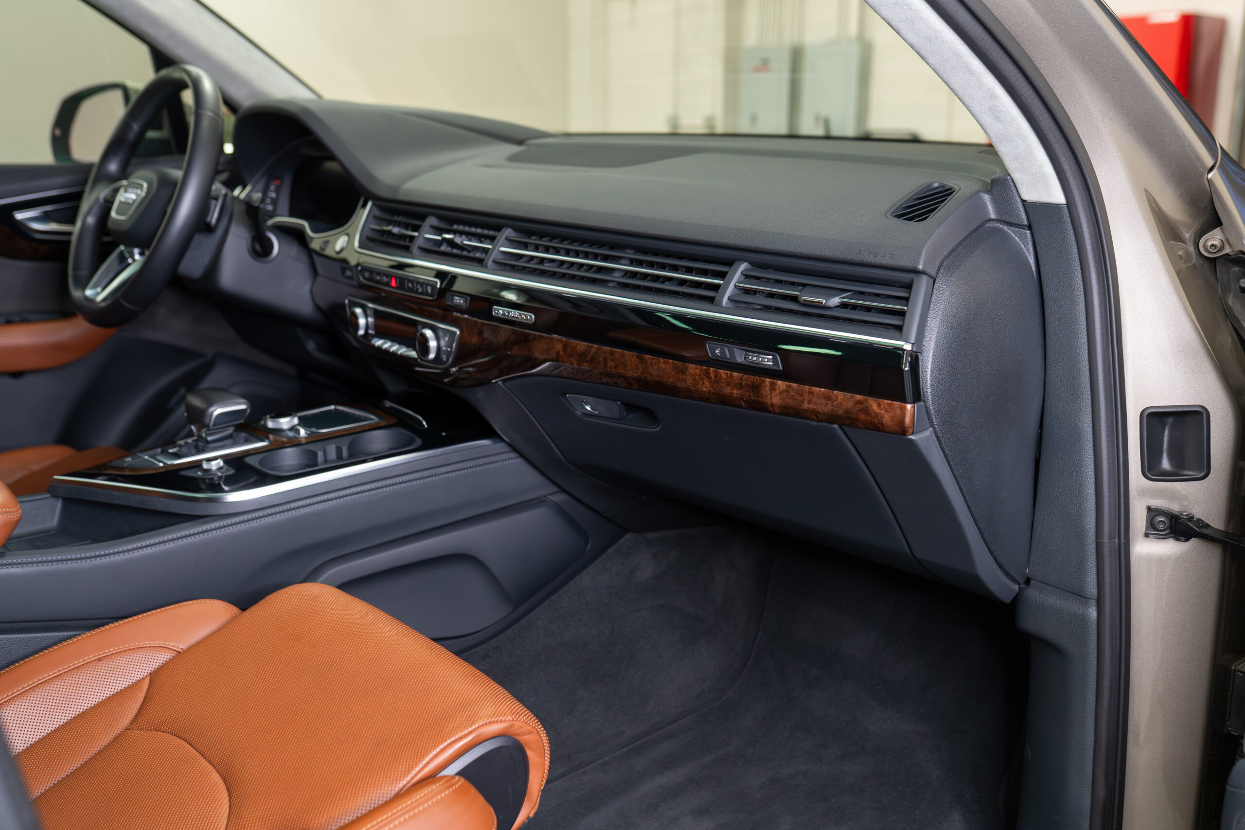 Q7-Interior-036